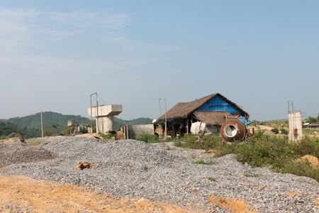 Đường trăm tỷ 4 năm "đi" được... 7km - 7 Công trường thi công cầu Phú Sơn gần như vắng tanh