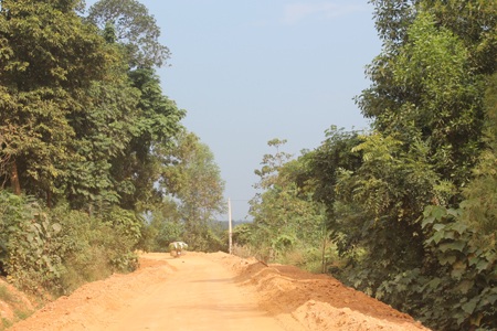 Đường trăm tỷ 4 năm "đi" được... 7km - 2 Còn phần lớn vẫn là con đường đất bụi tung mù mịt khi trời nắng và nhầy nhụa bùn lầy khi trời mưa