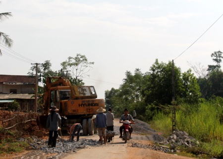 Đường trăm tỷ 4 năm "đi" được... 7km - 4 Đoạn đã được thi công lại đang được vá víu