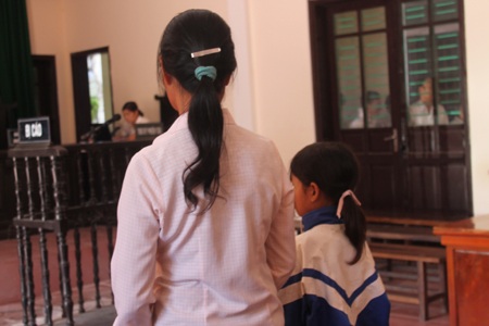 14 tuổi hiếp dâm bé gái 9 tuổi - 2 Nạn nhân Nguyễn Thị T. và mẹ tại phiên xét xử