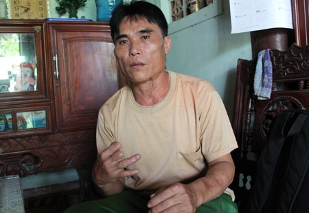 Bị chém dã man vì tranh chấp đường vận chuyển gỗ? - 1 Sau khi hứng trận mưa dao giữa ban ngày, anh Trần Văn Hữu bị cụt 3 ngón tay