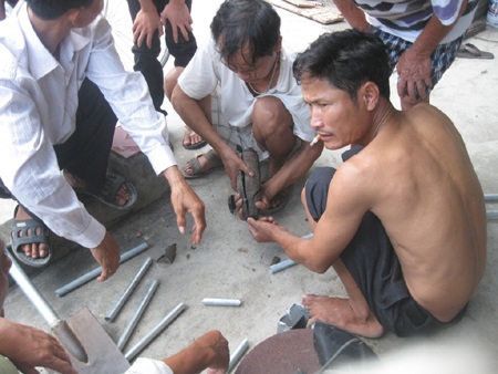 Đầu đạn lớn gần bằng bắp chân có khả năng là đầu đạn pháo