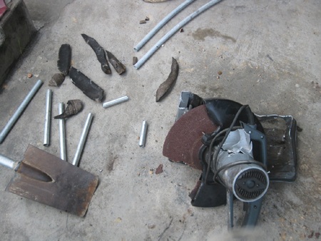 Mảnh vỡ của đầu đạn văng tung tóe, chiếc máy cưa cũng bị biến dạng sau sự cố