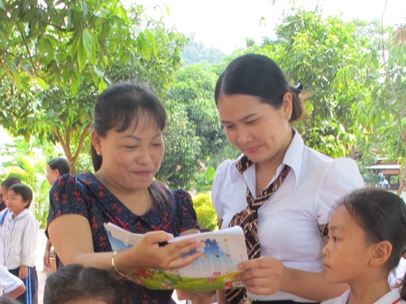 Cô hiệu trưởng và sáng kiến giáo viên giúp học trò nghèo - 1 Cô Nguyễn Thị Minh Huyền (bên trái) trao đổi với đồng nghiệp.
