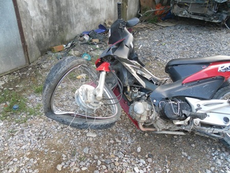 Chiếc xe máy của nạn nhân bị biến dạng sau khi va chạm với ô tô đi ngược chiều