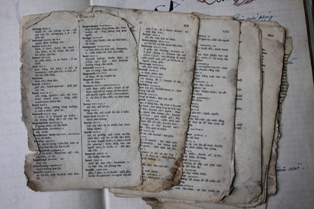 Những trang từ điển Anh - Việt được kẹp giữa cuốn sổ