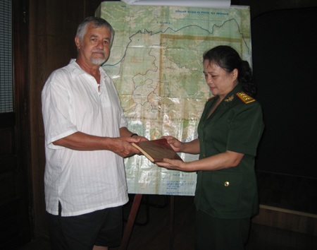 CCB Laurens Wildeboer trao cuốn nhật ký bằng thơ của người lính Việt Nam cho thượng tá Tiến