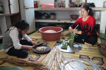Đón Tết với làng trẻ SOS - 3 Các mẹ đều tự tay gói bánh chưng để các con ăn Tết