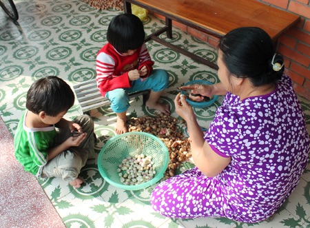 Đón Tết với làng trẻ SOS - 2 Các em nhỏ quây quần bên mẹ chuẩn bị mâm cỗ ngày Tết
