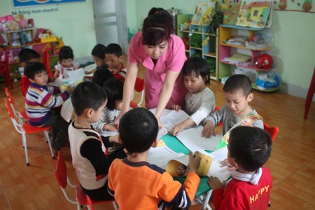 Nghỉ hè, phụ huynh chật vật tìm nơi gửi trẻ - 1 Khi các trường mầm non nghỉ hè cũng là lúc các phụ huynh cuống cuồng tìm nơi gửi trẻ