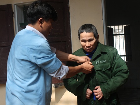 Kiểm tra sức khỏe cho bệnh nhân để chuẩn bị cho tuần điều trị trong Tết