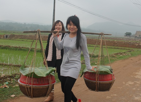 Gánh cỗ cúng họ ngày đầu năm - 1 Thôn nữ gánh cỗ đi cúng họ ngày đầu năm
