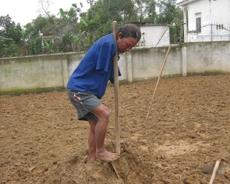 Dù không còn đôi tay nhưng Hoa Xuân Tứ vẫn lao động như một lão nông tri điền thực thụ