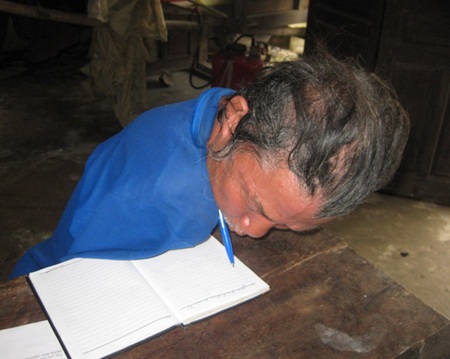 Nhờ khổ luyện, ông có thể viết chữ bằng chân và bằng cằm, cổ