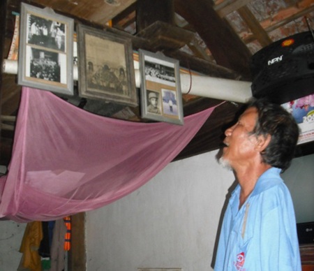 Nhờ khổ luyện, ông có thể viết chữ bằng chân và bằng cằm, cổ