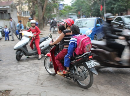 Sau nghỉ Tết, phụ huynh “quên” đội mũ bảo hiểm cho con - 12 Vội quá nên quên đội MBH cho con?