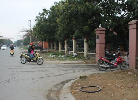 Sau nghỉ Tết, phụ huynh “quên” đội mũ bảo hiểm cho con - 4 Không đội MBH còn ngồi vắt vẻo trên người mẹ.
