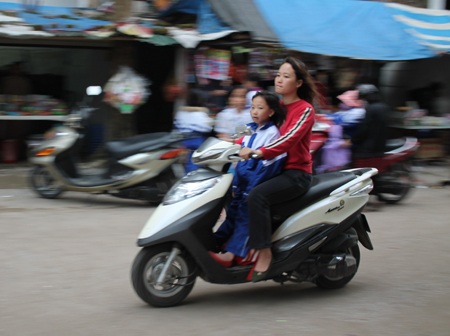 Sau nghỉ Tết, phụ huynh “quên” đội mũ bảo hiểm cho con - 14 Cả mẹ lẫn con đều không đội MBH.