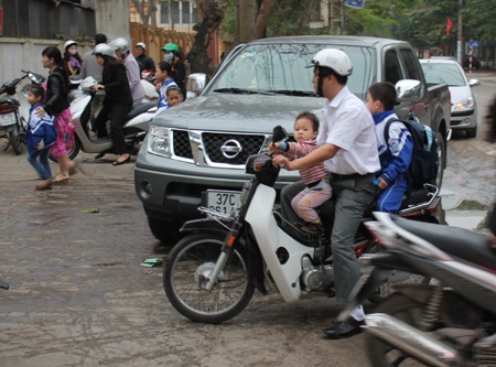 Sau nghỉ Tết, phụ huynh “quên” đội mũ bảo hiểm cho con - 10 Chỉ mình bố đội MBH.
