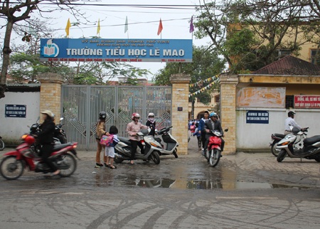 Học sinh "lĩnh đủ" vì rác thải tập kết trước cổng trường - 1 Học sinh lĩnh đủ vì rác thải tập kết trước cổng trường
