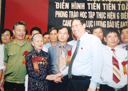 Nghe nữ Anh hùng lực lượng vũ trang nhân dân kể chuyện chiến đấu - 2 Anh hùng lực lượng vũ trang nhân dân Nguyễn Thị Hạnh