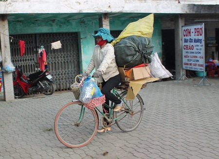 Với chị Hòa, ngày 8/3 không có ý nghĩa gì khi gánh nặng cơm áo vẫn đè nặng trên vai