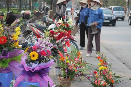 Những bó hoa giá vài trăm nghìn là điều không tưởng đối với những nữ cửu vạn thành Vinh
