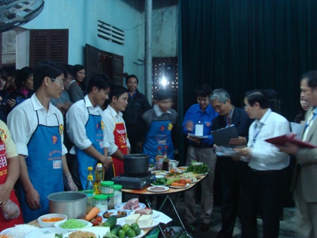 Ban giám khảo làm việc khá vất vả để chọn ra đội thắng cuộc