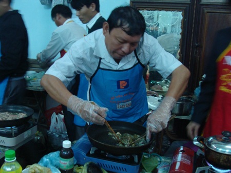 Khéo léo không kém bà nội trợ nào