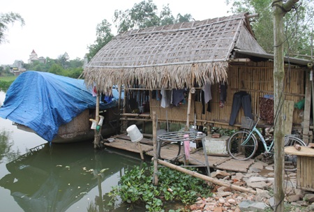 Xóm nổi trong lòng thành phố - 5 Không có nơi ở, nhiều hộ dân đành liều lấn đất dựng nhà tạm trên bờ