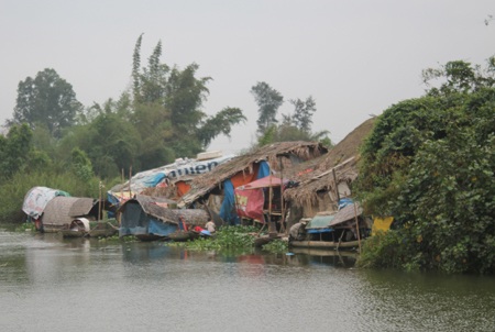Xóm nổi trong lòng thành phố - 2 Sự tạm bợ, nhếch nhác là điều dễ nhận thấy ở xóm ngụ cư này