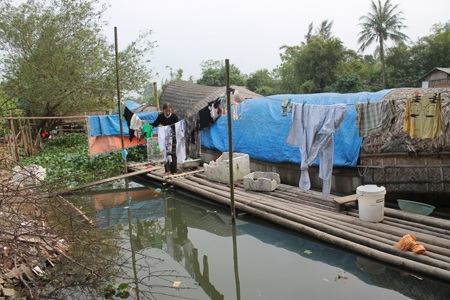 Xóm nổi trong lòng thành phố - 3 Người dân xóm nổi sống chung với thiếu thốn và ô nhiễm môi trường