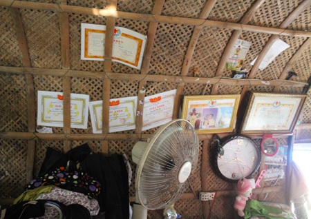 Xóm nổi trong lòng thành phố - 4 Những tấm giấy khen của trẻ con xóm nổi là điểm