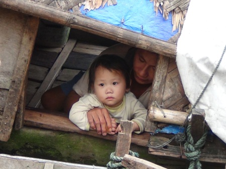 Xóm nổi trong lòng thành phố - 6 Được lên bờ sinh sống là ước mơ quá đỗi xa vời đối với người dân xóm ngụ cư này