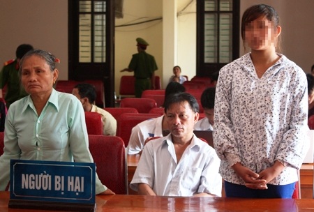 Bán cháu họ sang Trung Quốc, lĩnh án 10 năm tù - 2 Nạn nhân Lô Thị H (ngoài cùng bên phải) tại phiên tòa.