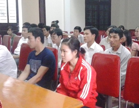 Nhát dao oan nghiệt và ngã rẽ cuộc đời của 3 con người - 3 Sau cú sốc tinh thần vì mất người yêu, Lữ Thị Trang (áo đỏ) cũng bỏ luôn giảng đường