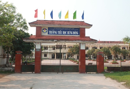 Giáo viên tiểu học “tố” anh em chồng hành hung, cướp tài sản - 1 Cổng trường Tiểu học Hưng Đông, nơi xảy ra vụ việc.