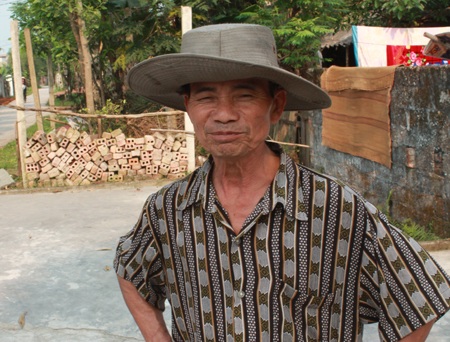 Giáo viên tiểu học “tố” anh em chồng hành hung, cướp tài sản - 3 Ông Nguyễn Anh Thái - người chứng kiến, đang kể lại sự việc cho PV.