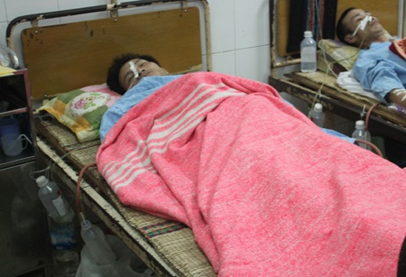 Nạn nhân Chu Văn Bình đang được điều trị tại Bệnh viện Hữu nghị đa khoa Nghệ An (Ảnh: Hoàng Lam)