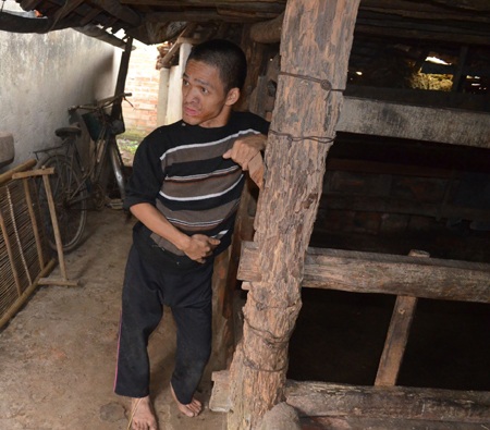 "Nếu mẹ đi nữa, con sống với ai?" - 3 Từ ngày bố mất, anh Vinh chỉ quanh quẩn dưới chuồng bò mà không chịu lên nhà