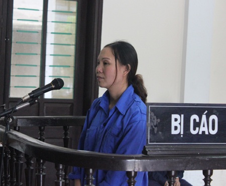 Không kịp lấy chồng vì... liên tục phải ngồi tù - 1 Bị cáo Phạm Thị Phú trong phiên xử sáng ngày 17/4.