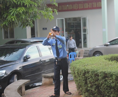 Luật phòng, chống tác hại thuốc lá: Phạt ai? Ai phạt? - 6 Bảo vệ Bệnh viện Nhi Nghệ An còn hồn nhiên tạo dáng với thuốc lá ngay trong sân