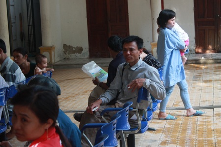 Luật phòng, chống tác hại thuốc lá: Phạt ai? Ai phạt? - 3 ...kể cả trong khu vực chờ khám bệnh (Ảnh chụp tại Bệnh viện Nhi Nghệ An)