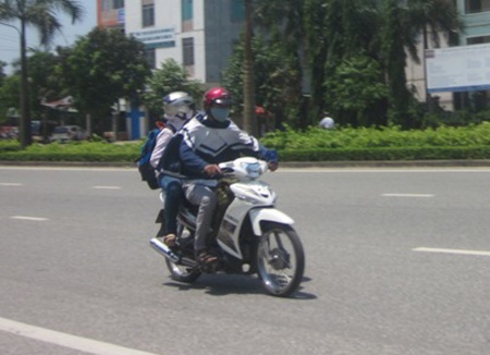 Nắng gay gắt, "cánh mày râu" cũng kín như ninja - 6 Áo khoác mỏng mặc ngược