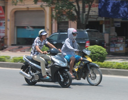 Nắng gay gắt, "cánh mày râu" cũng kín như ninja - 10 Đàn ông hay phụ nữ?