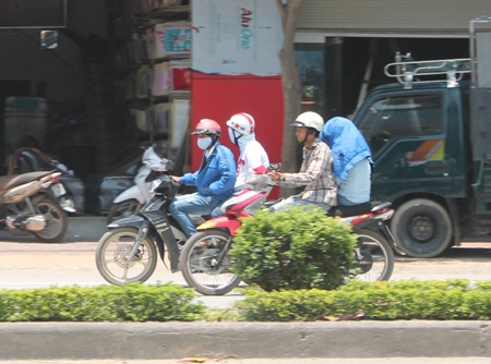 Nắng gay gắt, "cánh mày râu" cũng kín như ninja - 4 Cố thủ trong những chiếc áo khoác mùa đông dày cộp