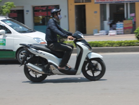 Nắng gay gắt, "cánh mày râu" cũng kín như ninja - 5 Cố thủ trong những chiếc áo khoác mùa đông dày cộp