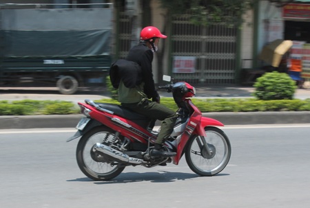 Nắng gay gắt, "cánh mày râu" cũng kín như ninja - 8 Liều lĩnh đi xe kiểu nguy hiểm vì nắng bỏng rát tay