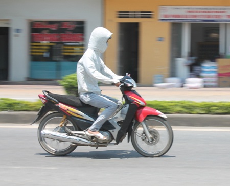 Nắng gay gắt, "cánh mày râu" cũng kín như ninja - 11 Đàn ông hay phụ nữ?