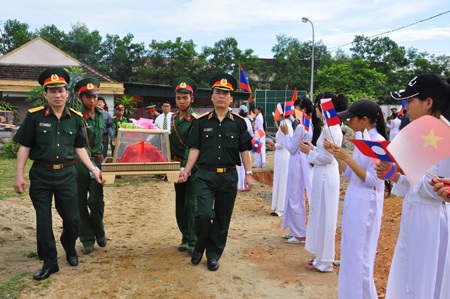 Hành trình 30 năm và 12.000 hài cốt liệt sĩ - 4 Bữa cơm của đội quy tập mộ liệt sỹ tại một cánh rừng thuộc tỉnh Xiêng Khoảng, CHDCNND Lào